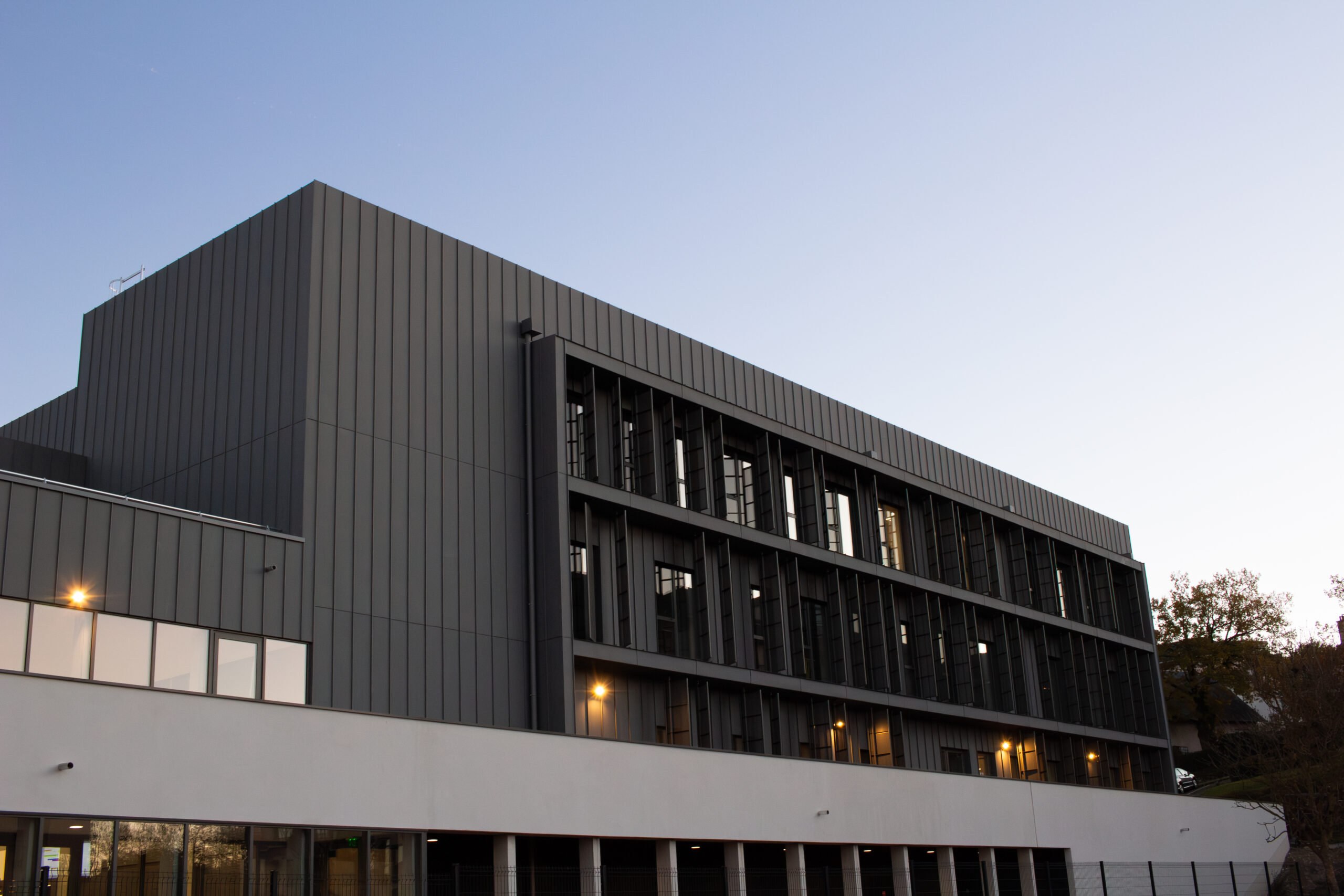 L'image représente la façade principale du nouveau campus de l'INU Champollion de Rodez réalisé par Droit de cité Architectes.
