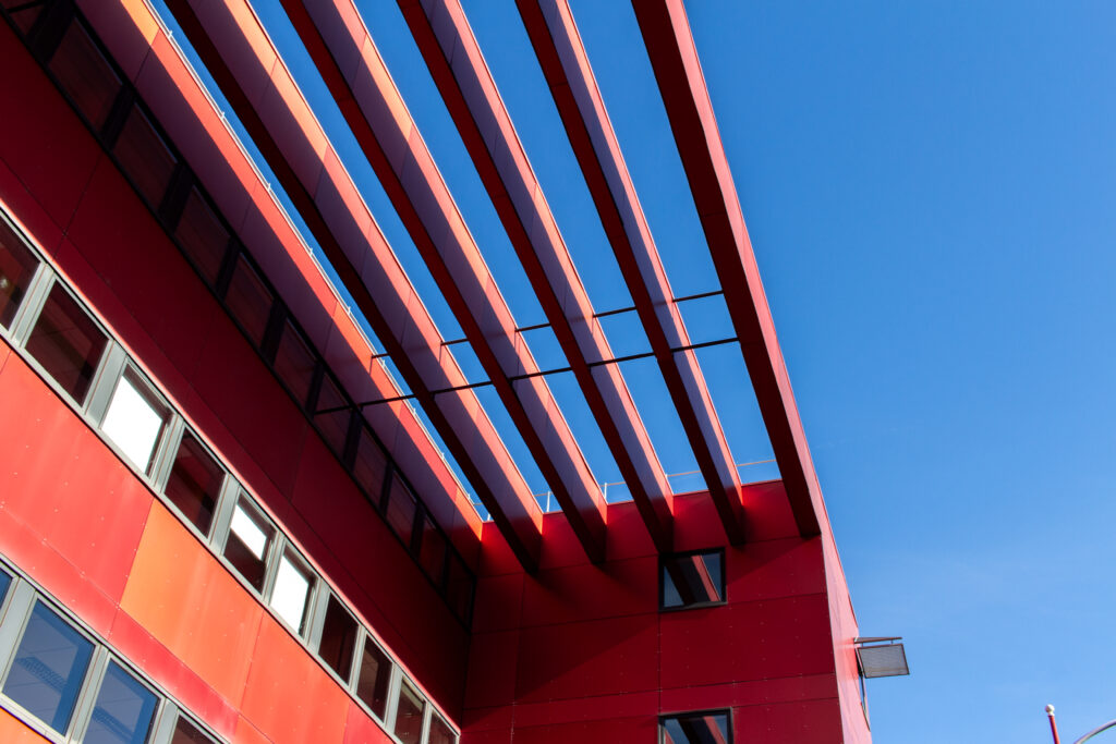 L'image représente une vue des locaux de l'URSSAF de Rodez réalisés par Droit de cité Architectes.