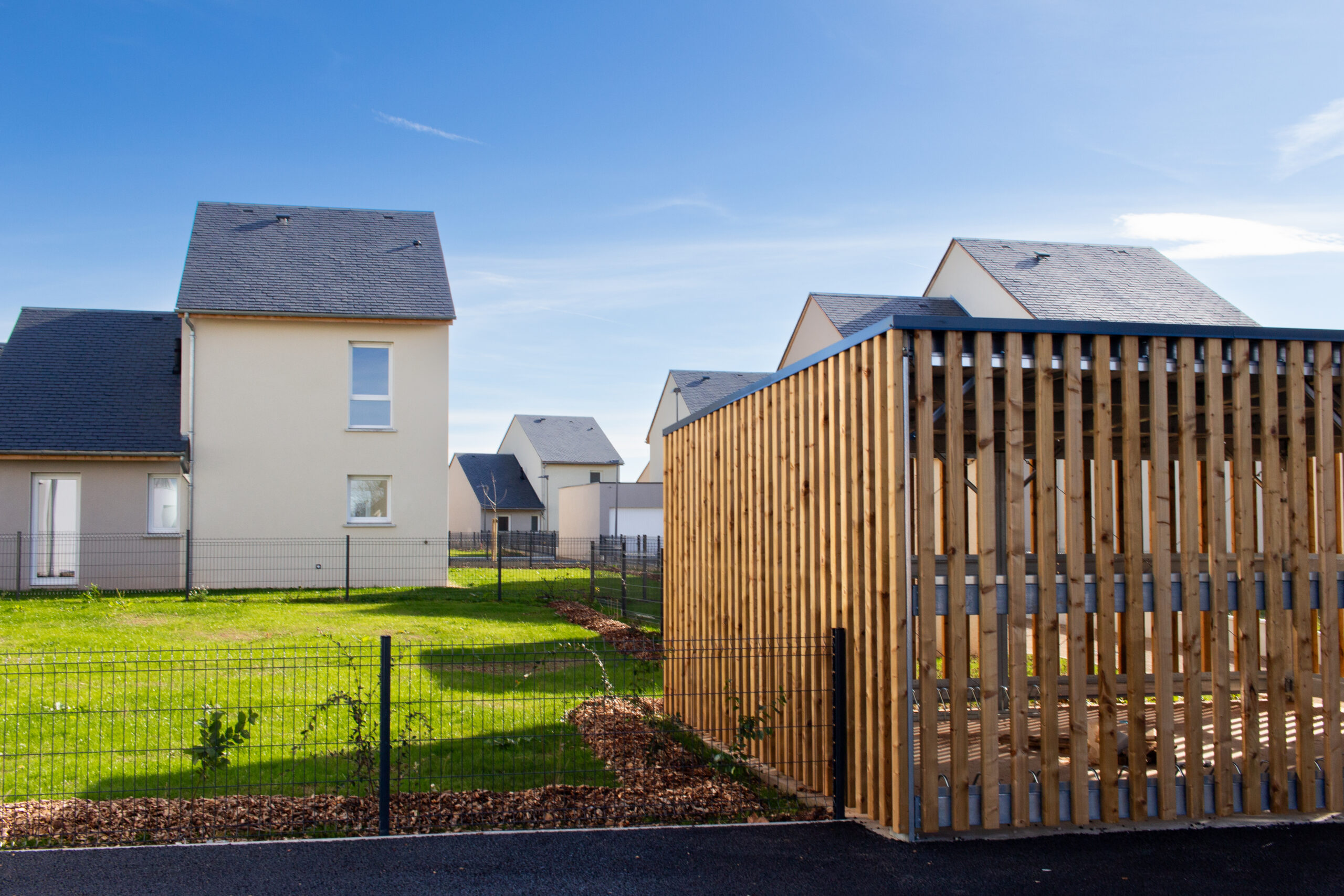 L'image représente une vue de la nouvelle résidence Parhélie à Olemps (Rodez), conçue par Droit de cité Architectes.