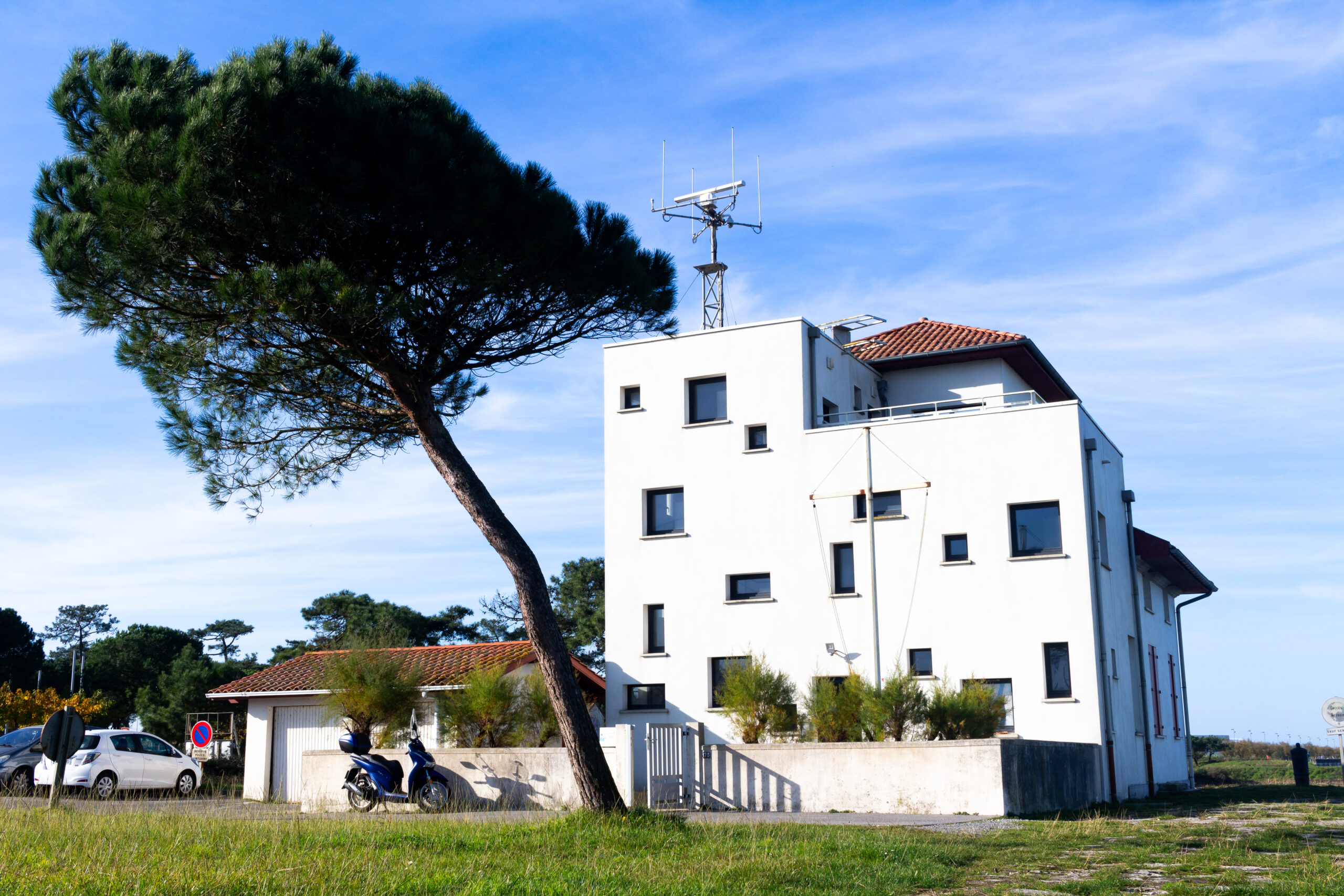 L'image représente la capitainerie du port de Bayonne à Anglet, rénovée par Droit de cité Architectes.